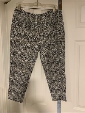 Black & White Chevron-Print Pull-On Capris